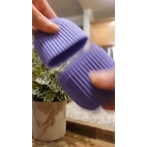 Reusable ice roller for face cooling therapy