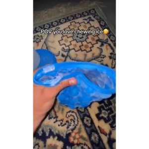 Large capacity ice cube bucket for freezer